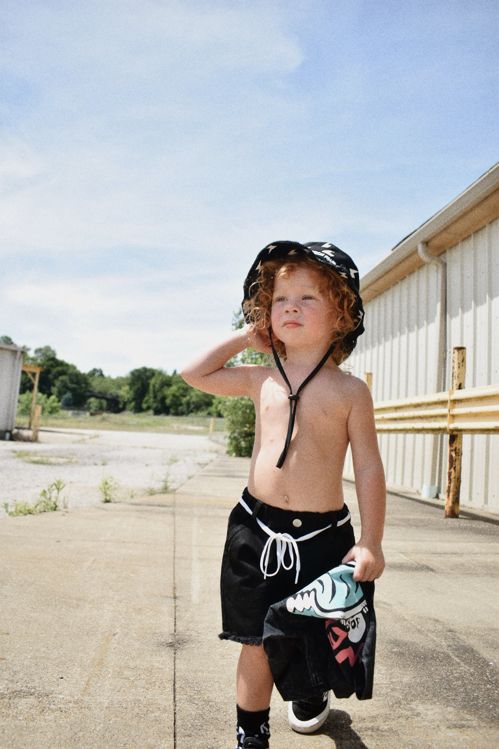 Bolt bucket hat
