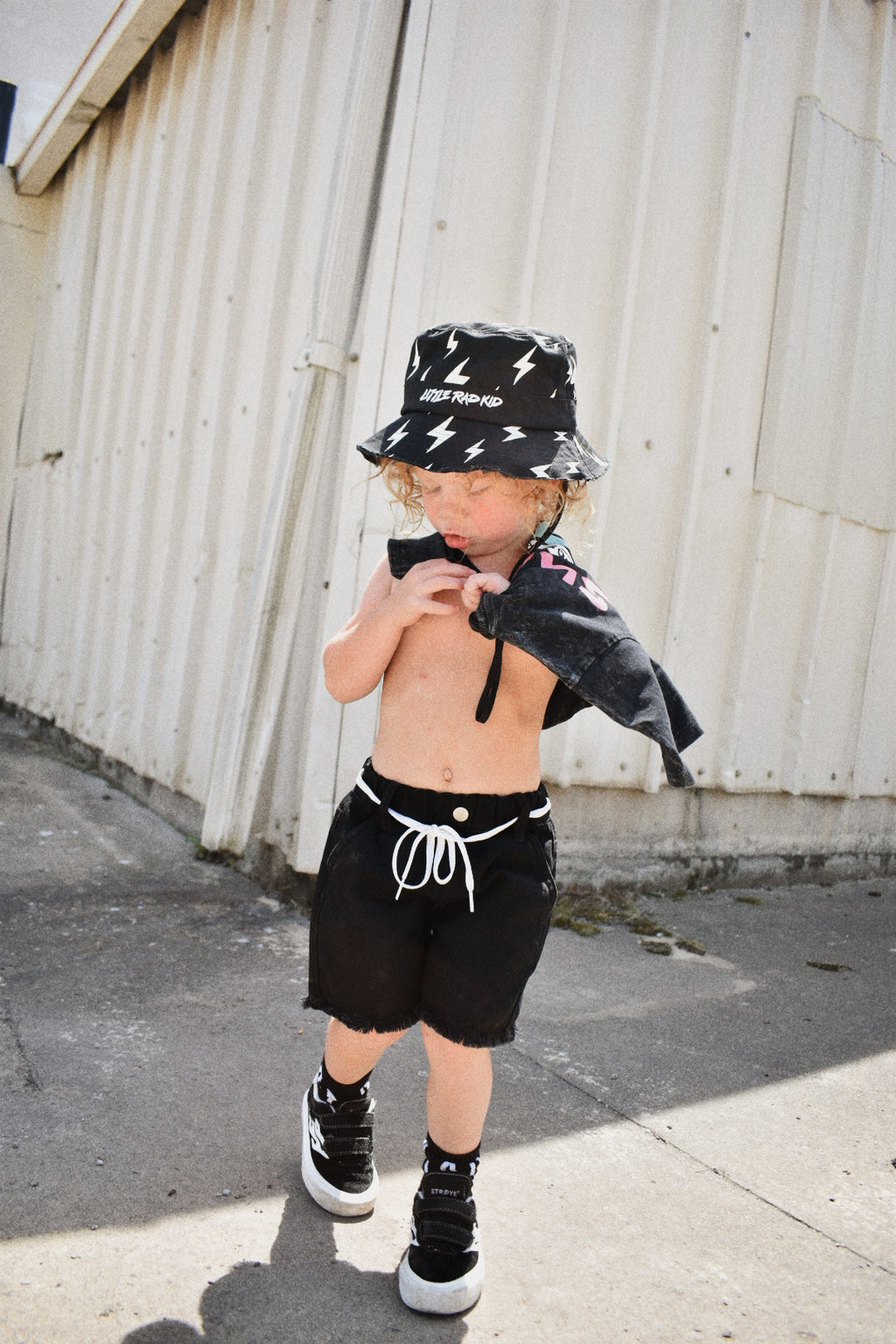 Bolt bucket hat