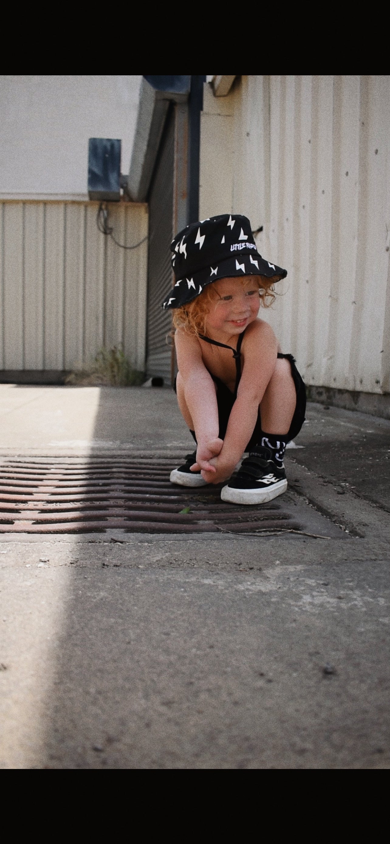 Bolt bucket hat