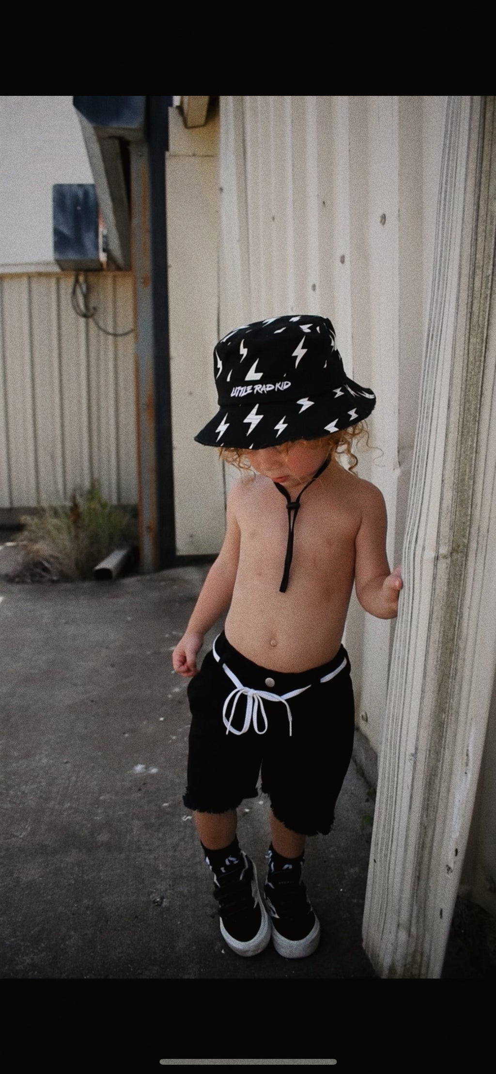Bolt bucket hat