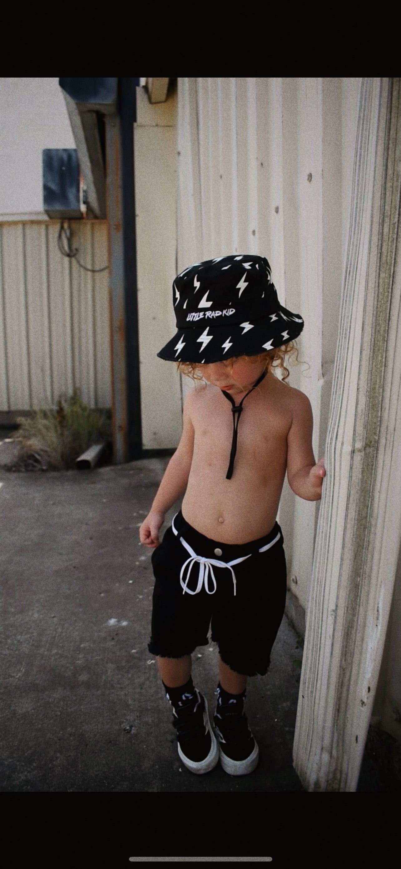 Bolt bucket hat