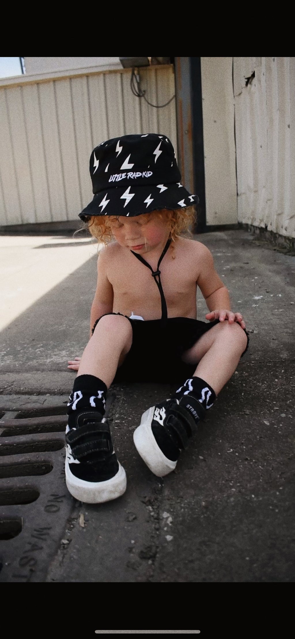 Bolt bucket hat