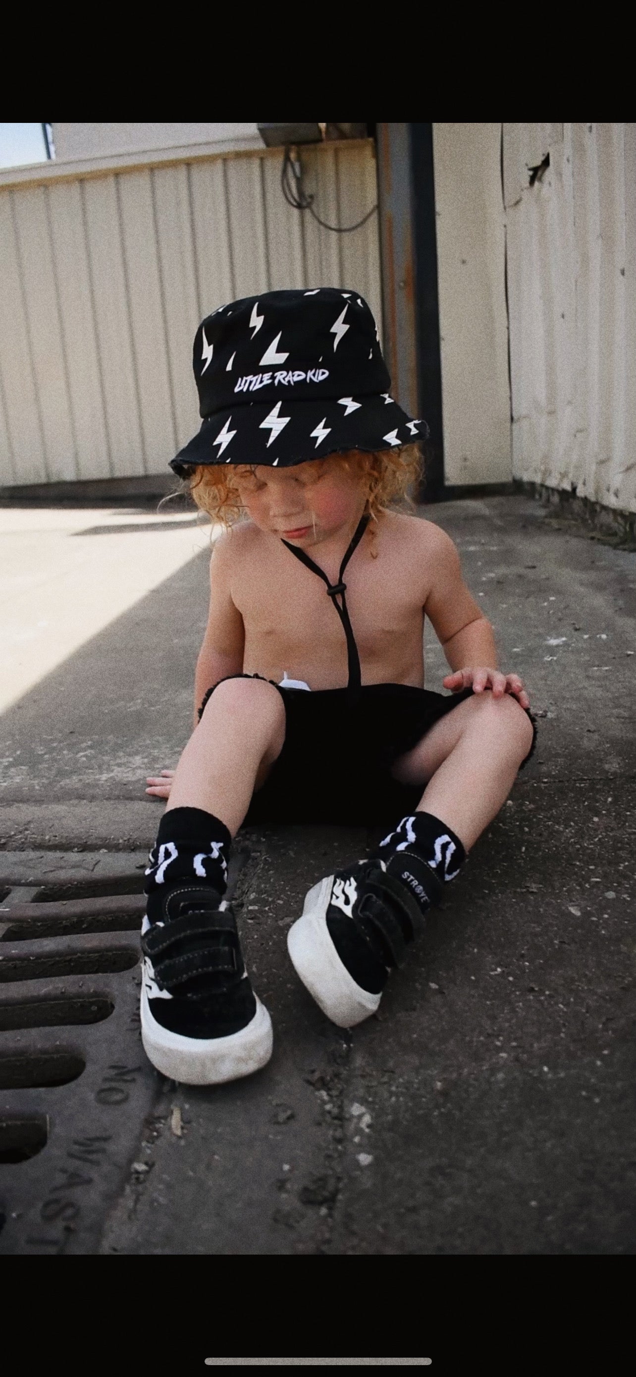 Bolt bucket hat