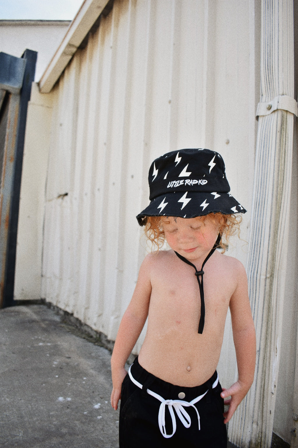 Bolt bucket hat
